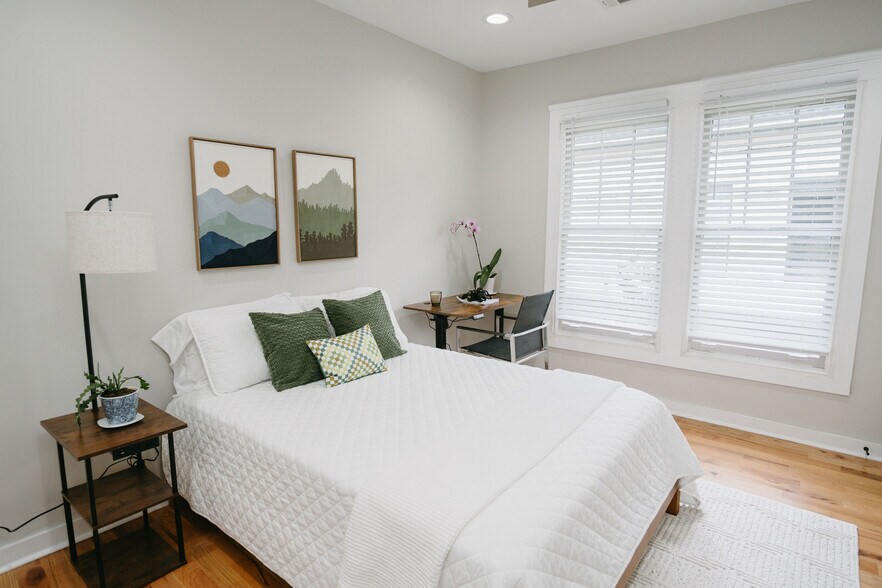 Building Photo - 733 Bonnie Brae Ave SW