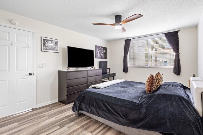 Building Photo - 2905 SW 22nd Ave