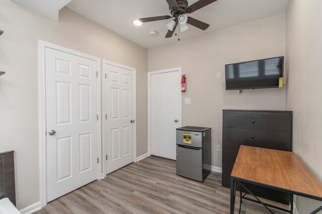 Building Photo - 917 W Duncannon Ave