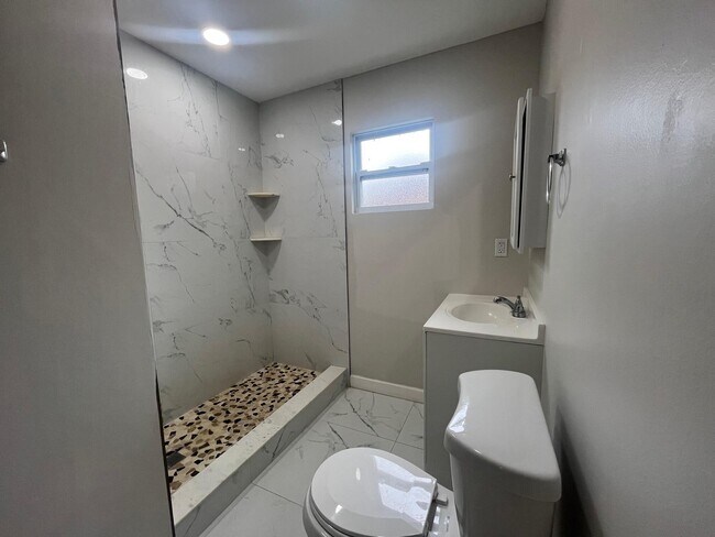 Building Photo - 838 SE Proctor Ln