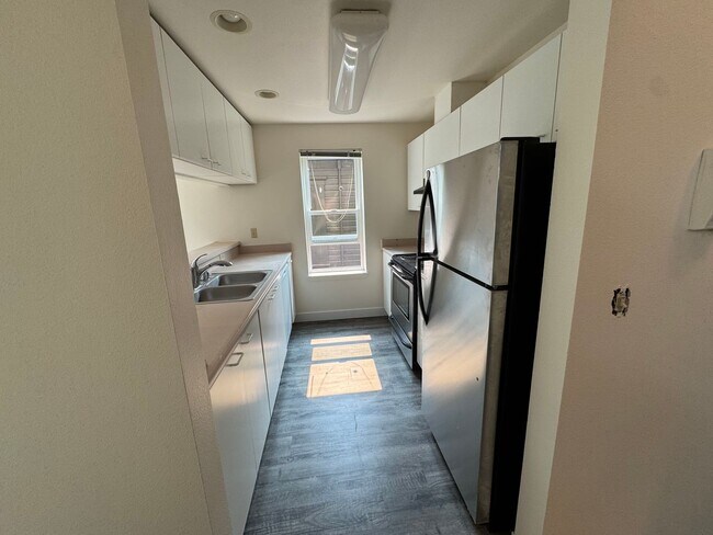 Building Photo - 2 Bedroom, 2 Bath i920sq ft with Private P...