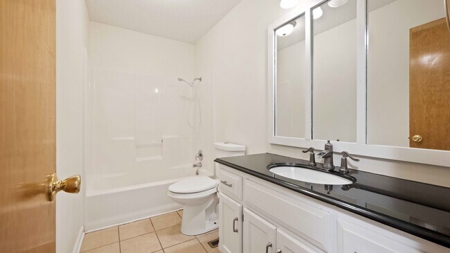 Guest Bath - 21917 S Murphy Ln