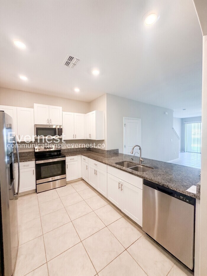 Building Photo - 946 Royal Empress Dr