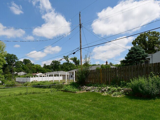 Building Photo - 619 S 68th St