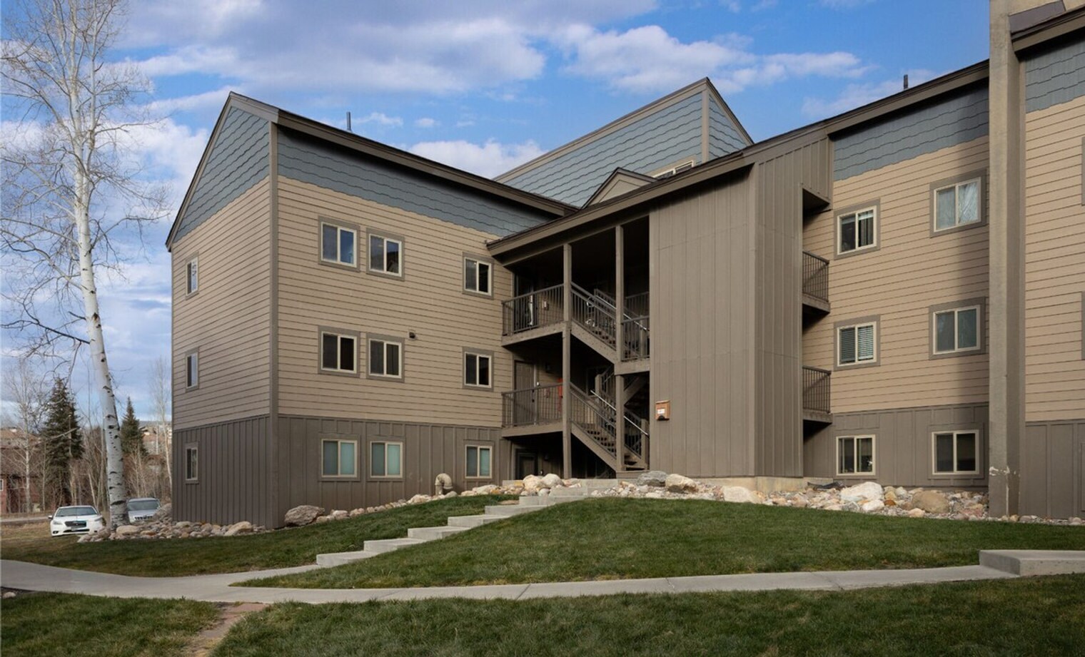 Building Photo - 3005 Village Dr