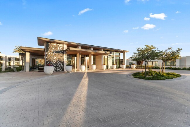 Building Photo - 6587 N Palmeraie Blvd