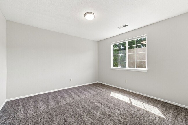 Building Photo - 15600 NE Noble St