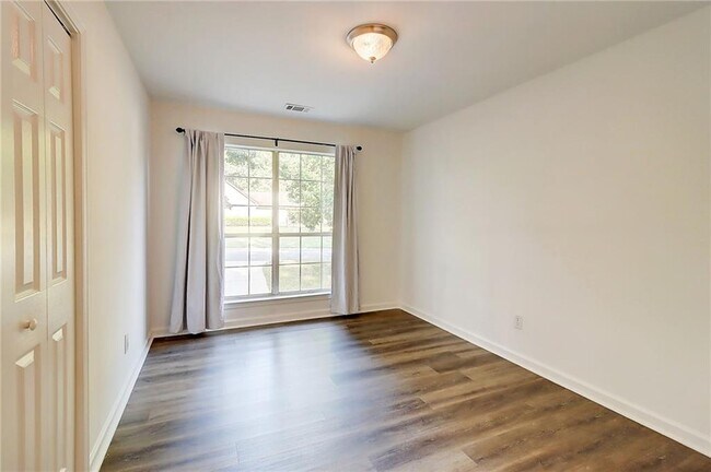 Building Photo - 3347 Camens Way NE