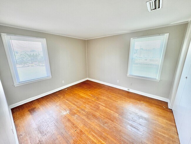 Building Photo - 224 28th Ave Pl NE