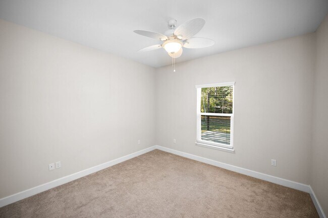 Building Photo - AVAILBALE NOW!