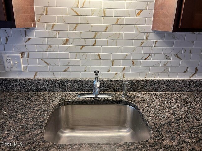 Building Photo - 733 Broadway