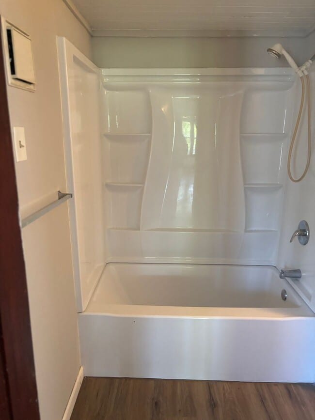 Building Photo - Section 8 Accepted! 5 BR 2 BA