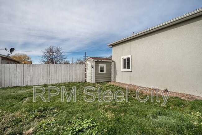 Building Photo - 903 W 15th St