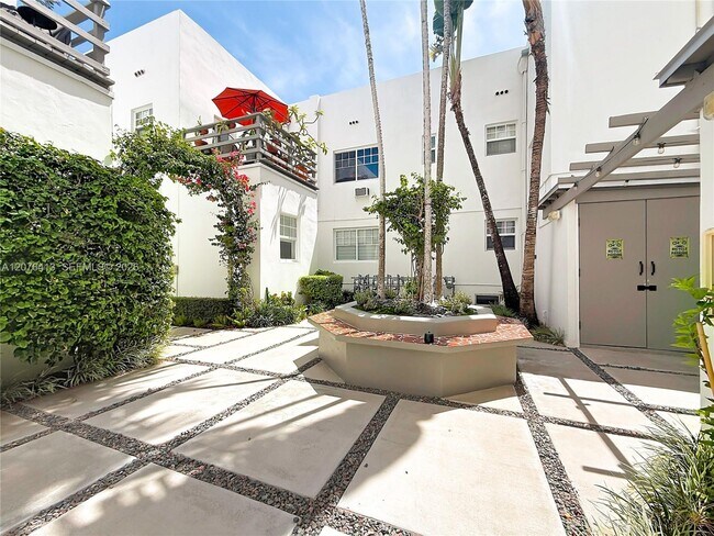 Building Photo - 2463 Pine Tree Dr