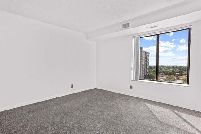 Building Photo - 16400 N Park Dr