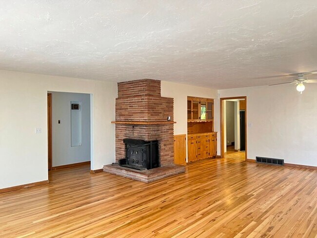Building Photo - 720 Orchard Heights Rd NW