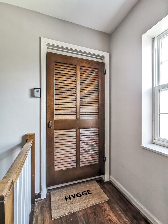 Building Photo - 1207 W 45th St