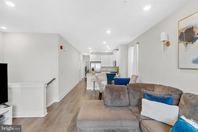 Building Photo - 204B Dock St