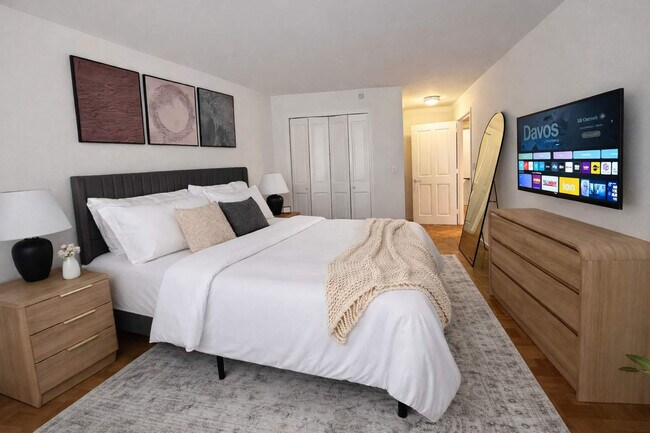 Building Photo - 350 W 43rd St