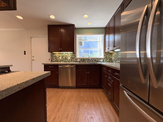 Building Photo - Beautiful 4BD/2BA Menlo Park Home with Lar...