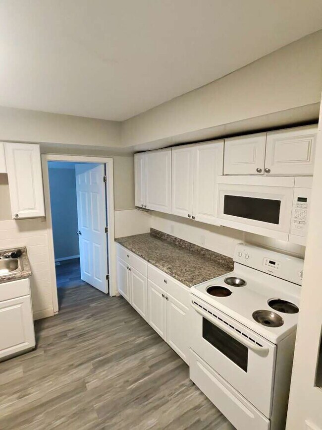 Building Photo - Spacious and Comfortable Living on Buddie ...