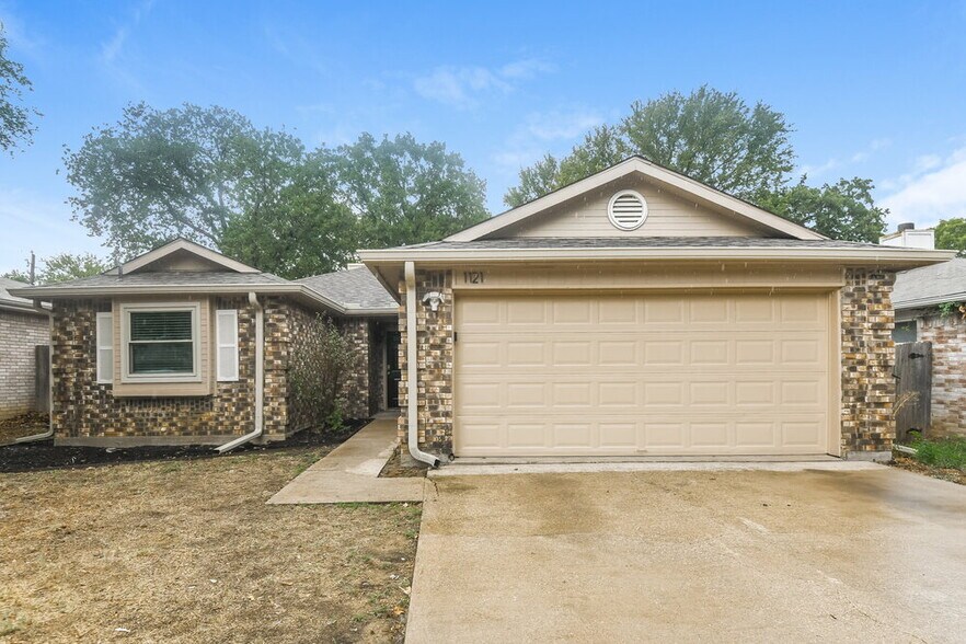 Primary Photo - 1121 Cardinal Oaks Dr