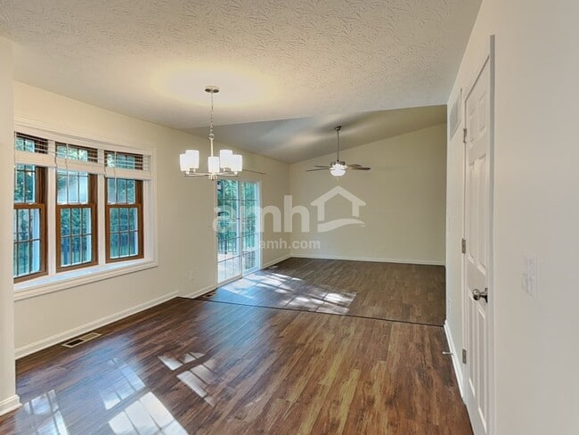 Building Photo - 1406 R J Ln