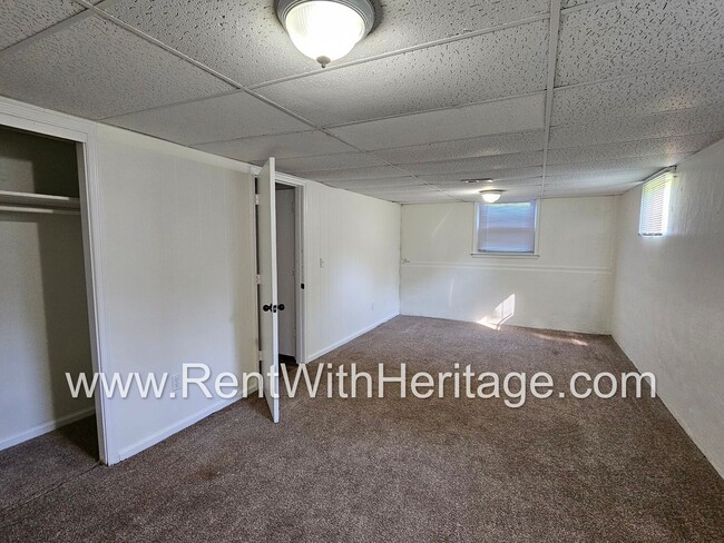 Building Photo - Amazing 4 Bedroom/ 2 Bath Home / Bonus Roo...