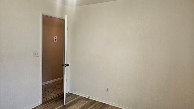 Building Photo - Great NW home with POOL & SOLAR!