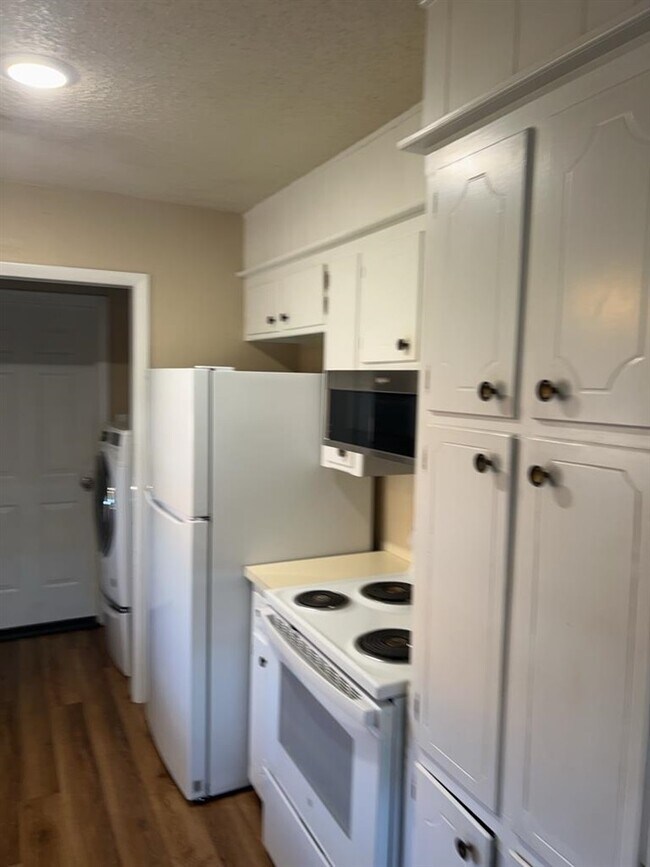 Building Photo - 119 SE Surrey Ln