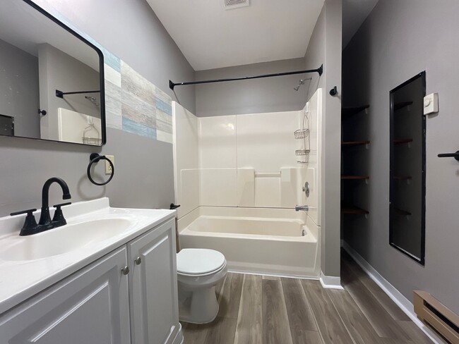 Building Photo - 1222 Main St