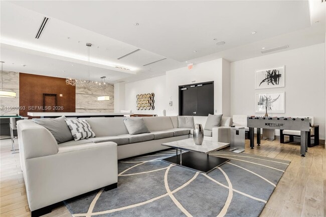 Building Photo - 999 SW 1st Ave