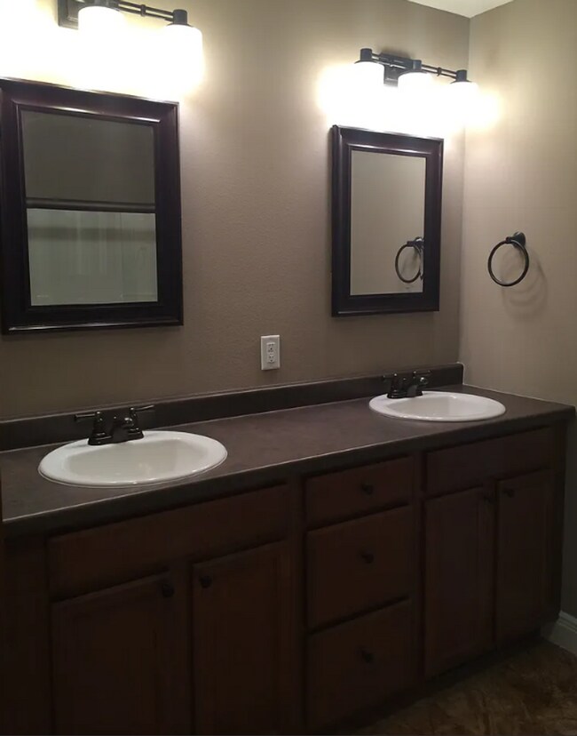 Building Photo - Fully Fenced 4 Bedroom Home - Pearson Park/Strafford MO $500 Move In Credit