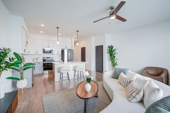 Building Photo - Summerwell Buenaventura Lakes I