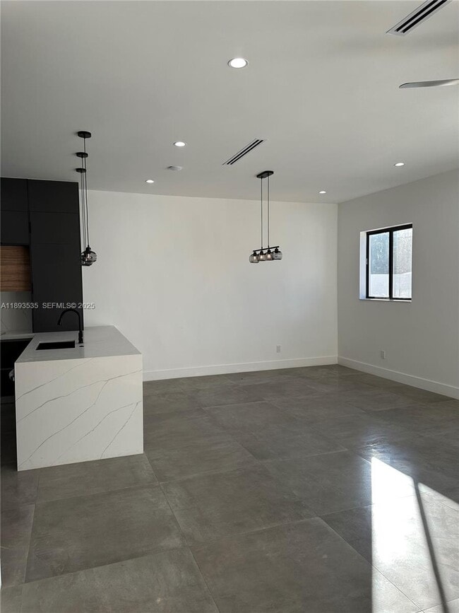 Building Photo - 4625 SW 32nd Ave