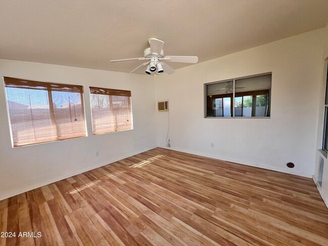 Building Photo - 4446 E Graythorn St