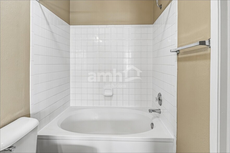 Building Photo - 10981 Clear Spring Dr