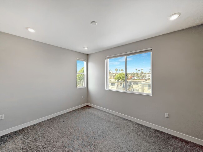 Building Photo - Stunning 3B/2.5BA Townhome in Oceanside fo...