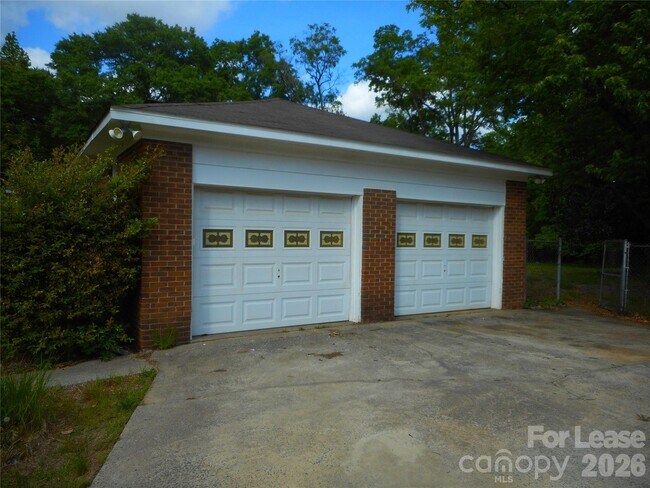 Building Photo - 733 Catawba Cir N