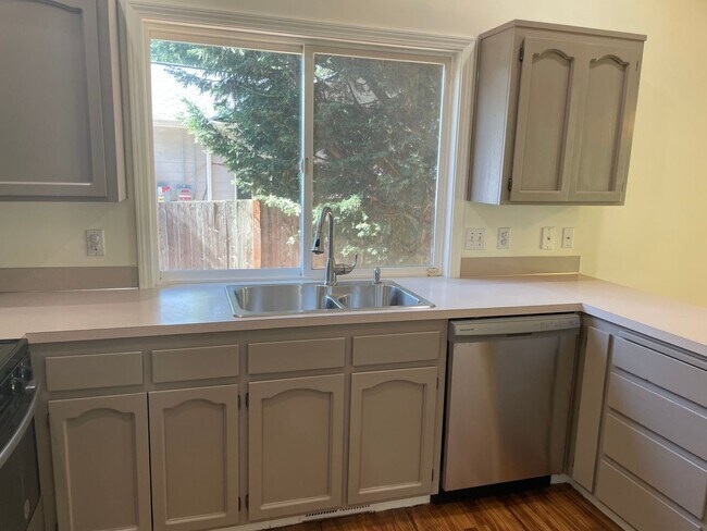 Building Photo - Single Level Holmes Harbor Charmer!