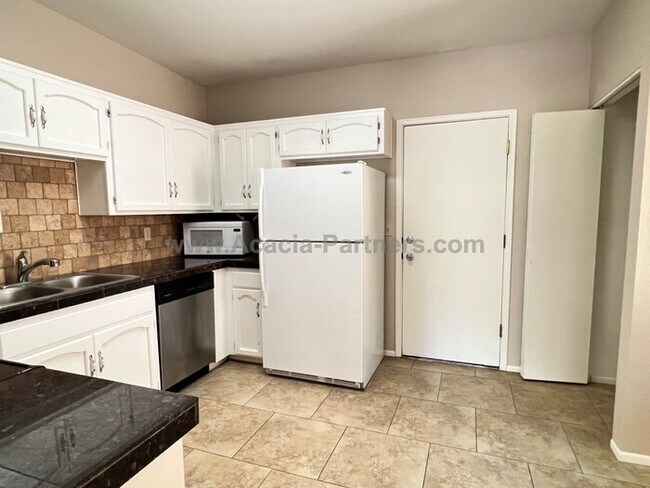 Building Photo - 2 Bdrm/2Bth Townhome