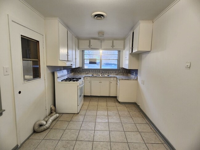 Building Photo - 2430 Highland Ave