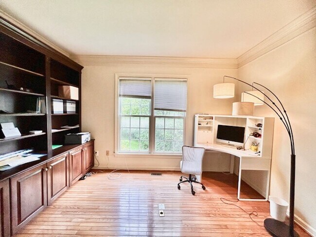 Building Photo - 10503 Aubinoe Farm Dr