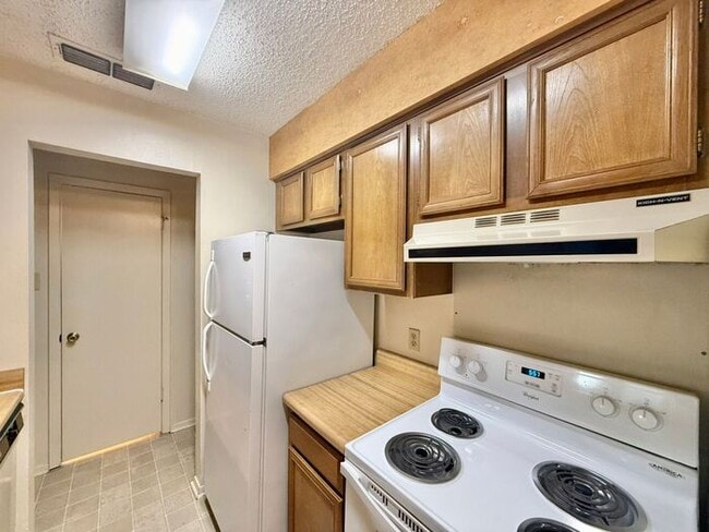 Building Photo - 1 Bed 1 Bath, Upstairs Apartment Unit at Heritage West!