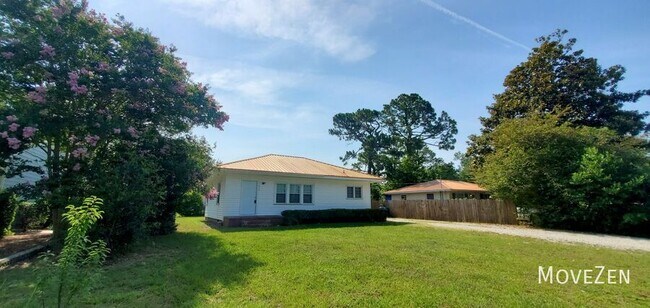Building Photo - 210 Oakcrest Dr