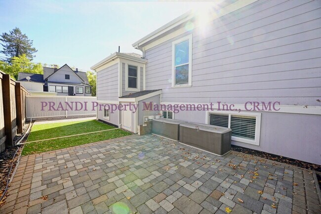 Building Photo - Charming Downtown San Rafael Victorian Style Duplex.