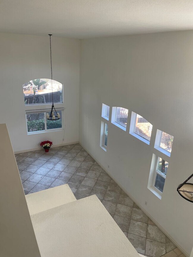 Building Photo - Spacious House for Rent