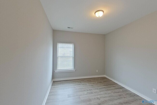 Building Photo - 520 White Oak Cir