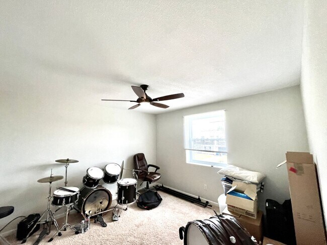 Building Photo - Rare, sought-after 5 bedroom home in Pembroke Meadows.