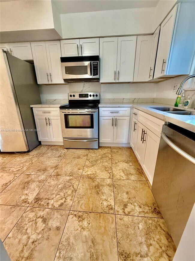 Building Photo - 4449 SW 35th Ave